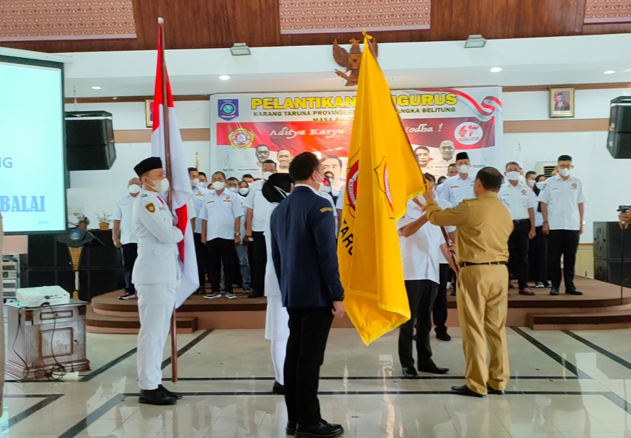 Gubernur Erzaldi Rosman disaksikan Ketua Umum PNKT Didik Mukrianto, menyerahkan bendera pataka kepada Ketua Karang Taruna Provinsi Kepulauan Bangka Belitung.