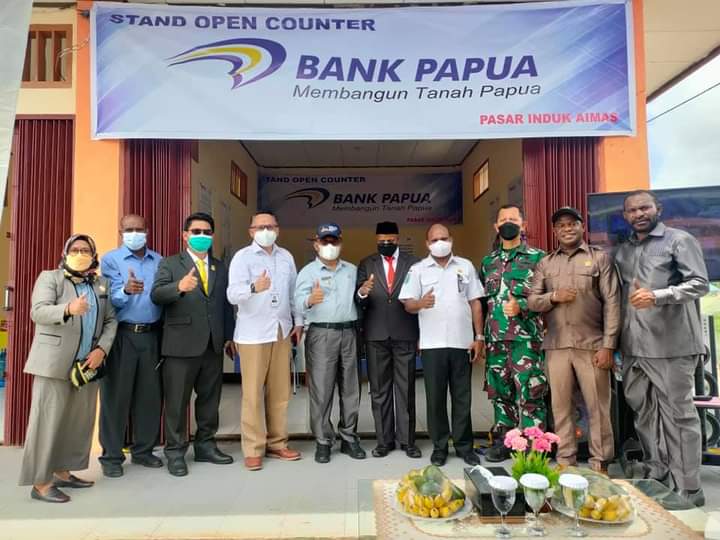 Wakil Bupati Suka Harjono S.sos.,M.Si melaunching Grand Opening Counter Bank Papua (doc. Infokom Kab. Sorong / www.detikindonesia.id)