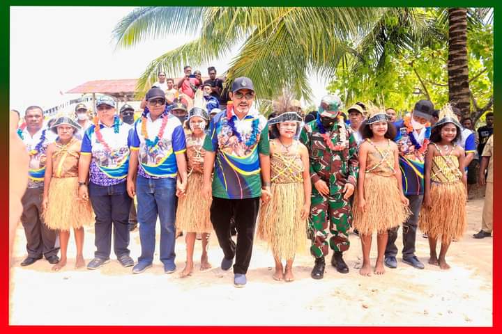 Bupati Raja Ampat,Abdul Faris Umlati resmi membuka secara resmi kegiatan Festival Suling Tambur ke-4 tahun 2021 di Kampung Wejim Distrik Kepulauan Sembilan (doc. istimewah / www.detikindonesia.id)