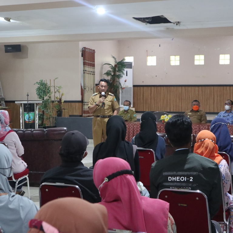 Bupati Belitung Timur Burhanudin memberikan pengarahan kepada para penerima beasiswa non permanen dan orangtua mahasiswa.