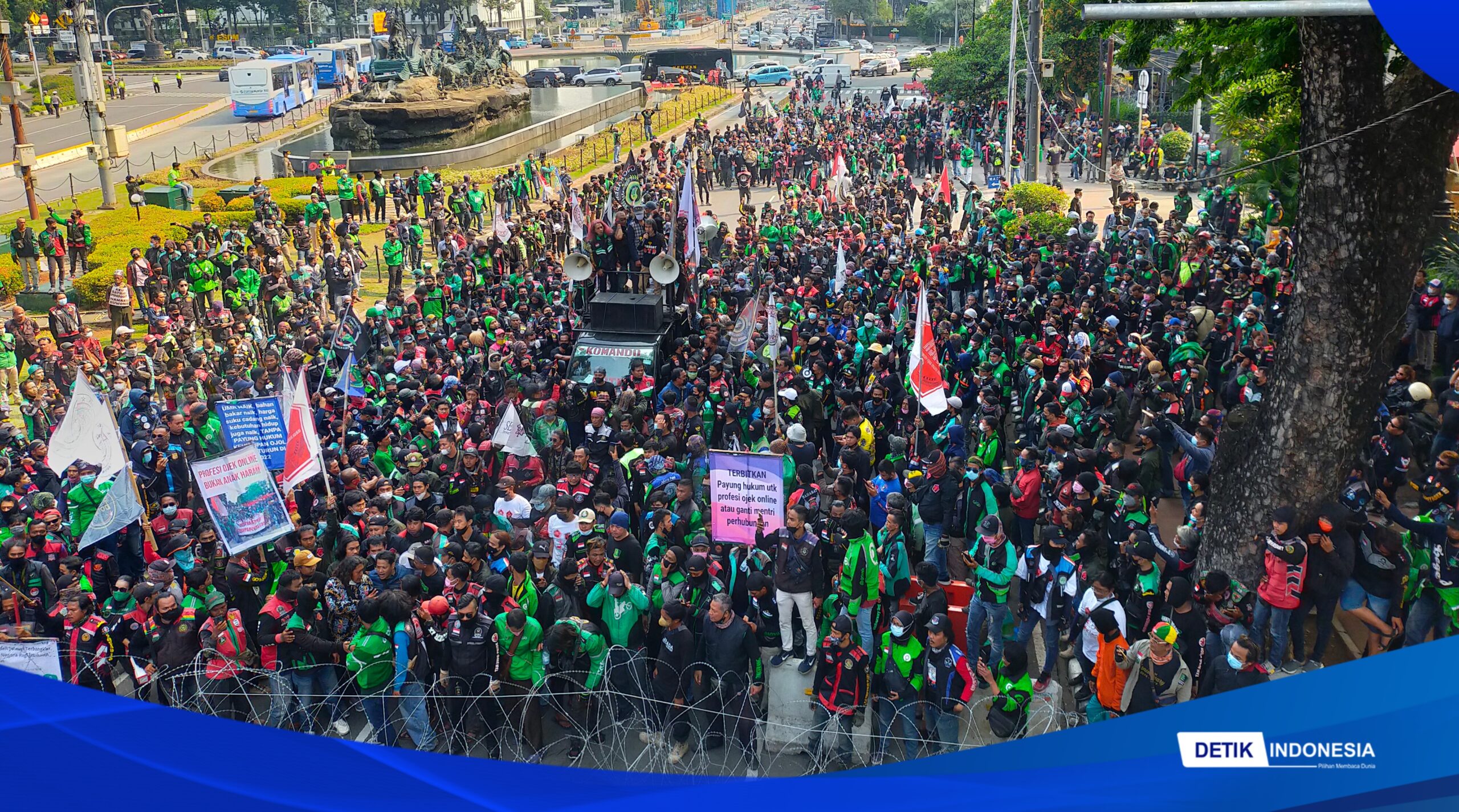 Ribuan massa ojol yang tergabung dalam aksi Malari 501