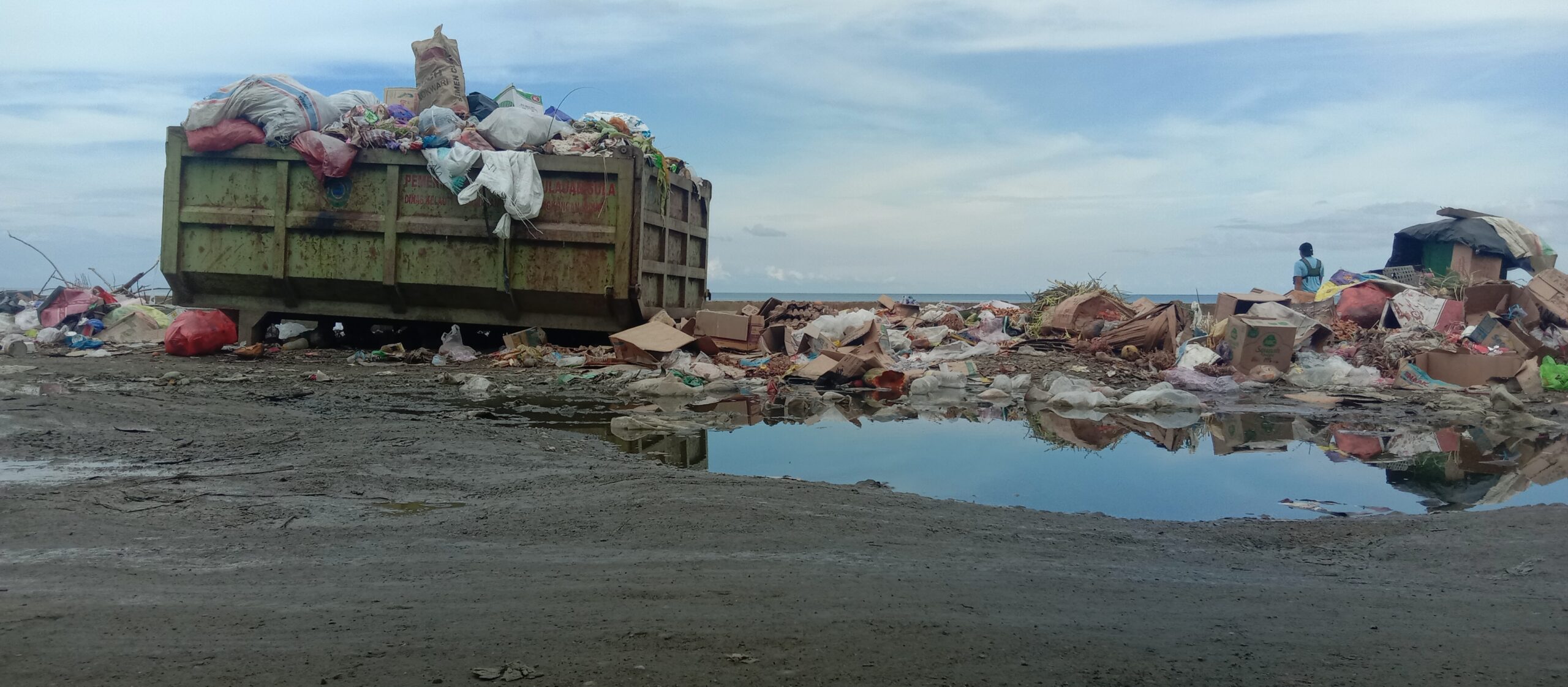 Tumpukan Sampah di Depan Pasar Tradisional Kota Sanana (dok: Saf/DETIK Indonesia)