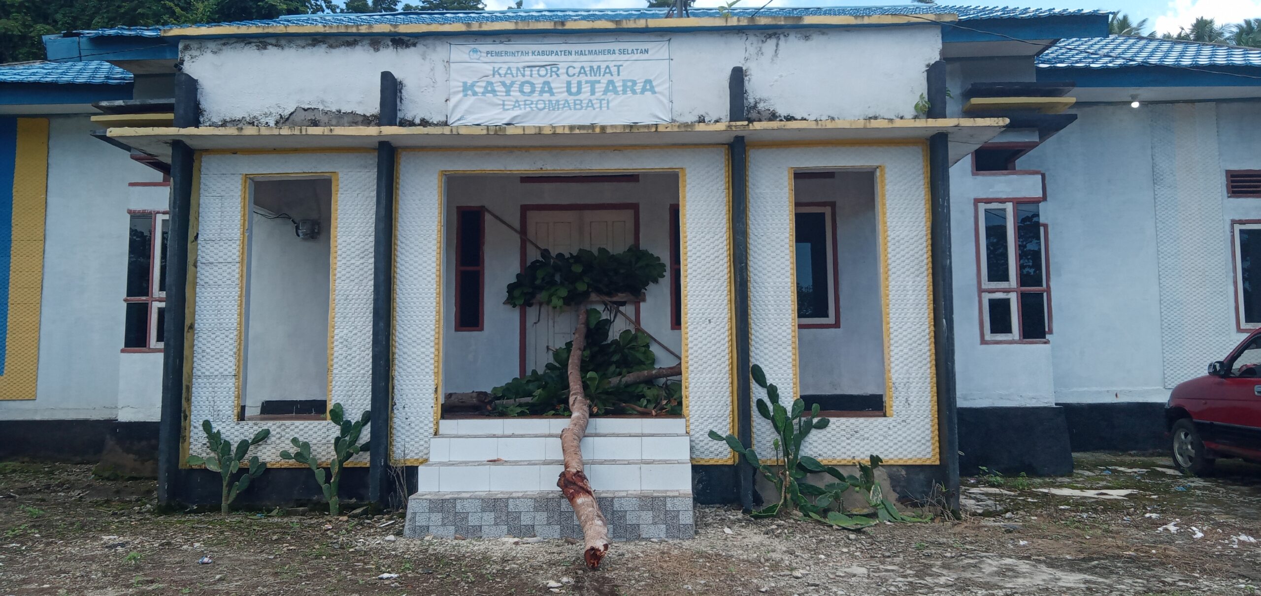 Kantor Camat Kayoa Utara, dipalang orang tidak dikenal.