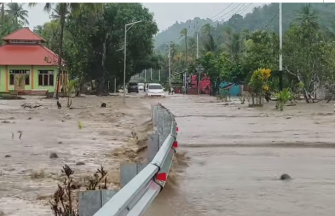 Luapan air sungai Tosure, mengakibatkan banjir merendam Desa Kusu