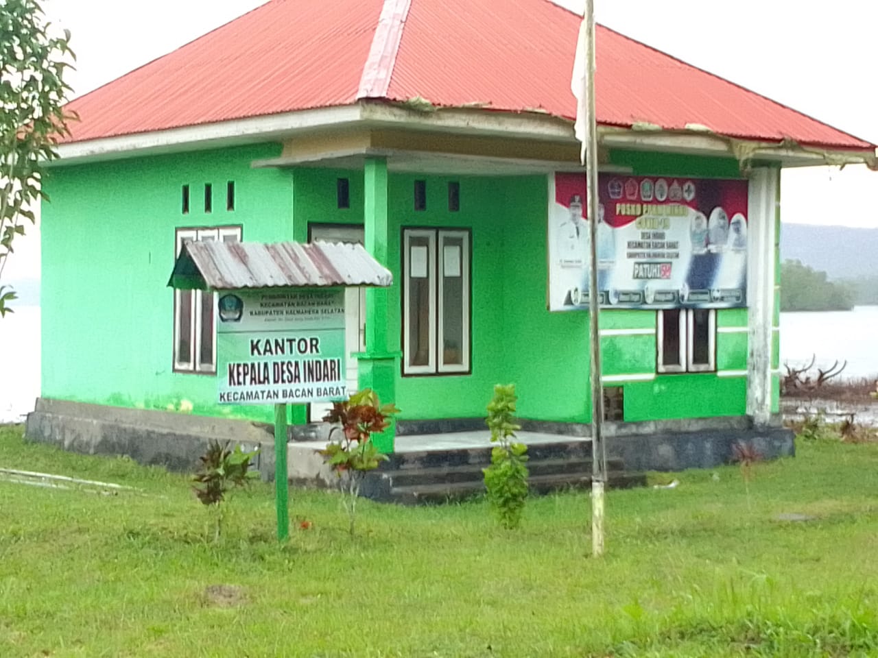 Kantor Desa Indari, Kecamatan Bacan Barat, Kabupaten Halmahera Selatan.