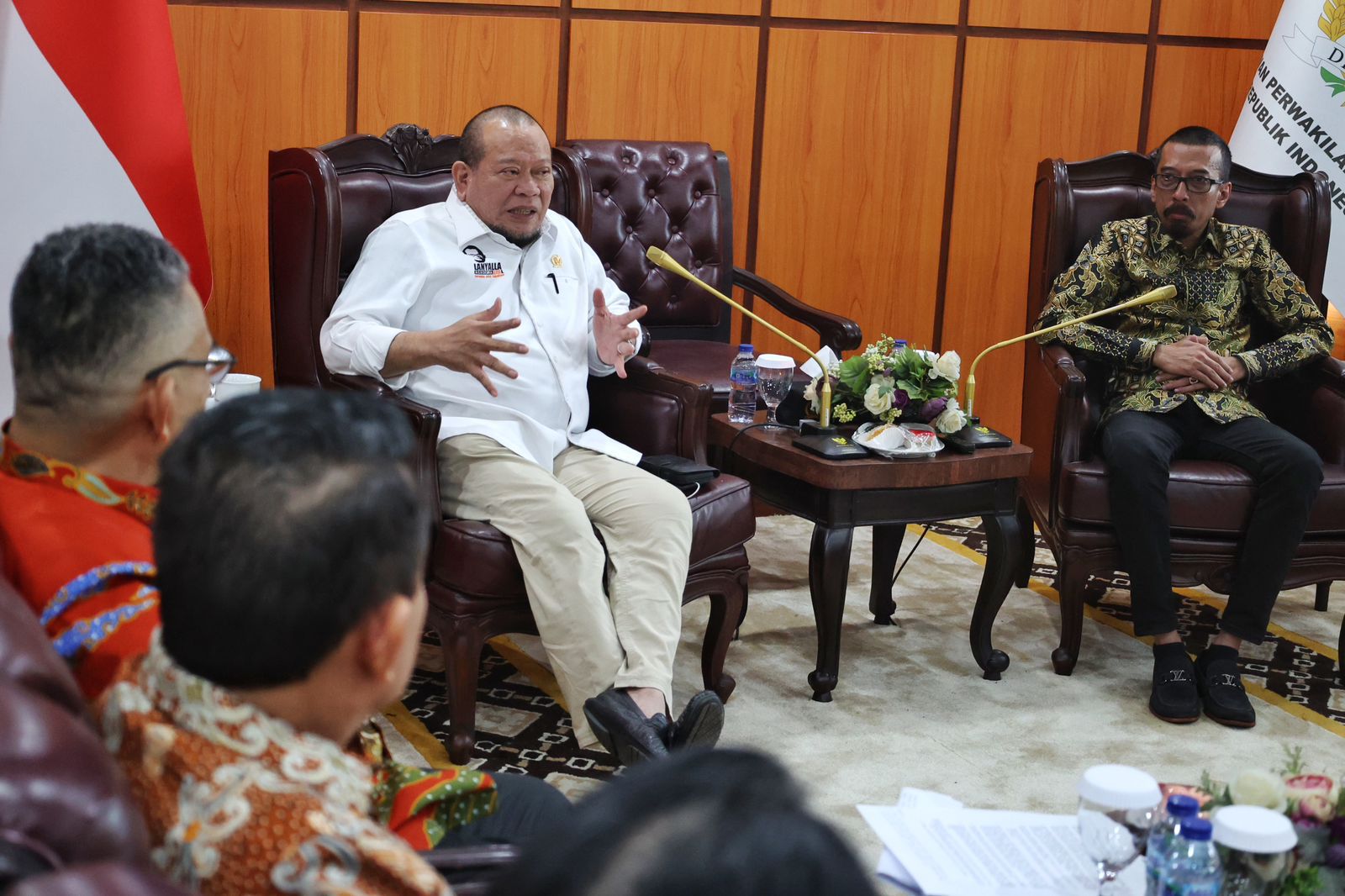 Ketua DPD RI AA LaNyalla Mahmud Mattalitti di Ruang Delegasi Lantai 8, Gedung Nusantara III bersama Staf Khusus dan Audiens di Komplek Parlemen Senayan Jakarta (doc: DETIK Indonesia)