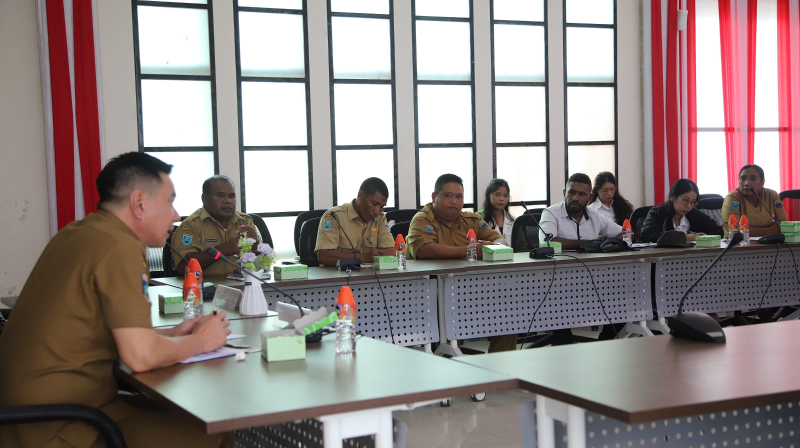 Bupati Kaimana Freddy Thie didampingi Asisten I Bapak Luther Rumpumbo SPd, Menerima Kepala UPTD Persampahan Kaimana dan Panitia World Cleanup Day (WCD) di Ruang Rapat Kantor Bupati ( Dok: DETIK Indonesia)