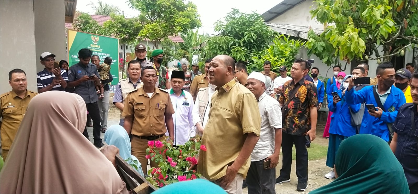 (Plt) Bupati Langkat H Syah Afandin SH, yang saat itu didampingi Indrawan Syaputra selaku Kepala Desa Baru Pasar VIII dan Ketua Baznas Langkat Thantowi Jauhari MA. Plt Bupati memberikan bantuan secara tunai kepada pihak keluarga Tidak Mampu ( dok: DETIK Indonesia)