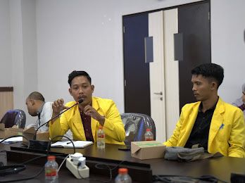 Presiden Mahasiswa (Presma) Universitas Teuku Umar (UTU) Mengajak Mahasiswa Yang Melakukan Aksi Unjuk Rasa (Doc: DETIK Indonesia)