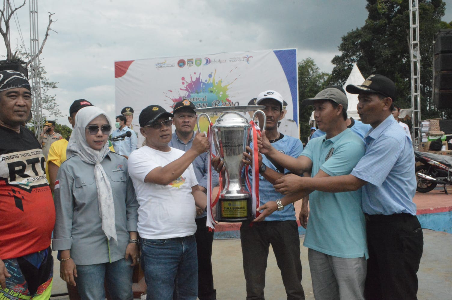 Festival danau Rayo Ke 3 (Tiga) Resmi Di Tutup Oleh Bupati H. Devi Suhartoni HDS Yang Di Dampingi Kepala Dinas Pariwisata Marlindasari Dan Anggota DPRD Muhamad Hadi (Doc: DETIK Indonesia)