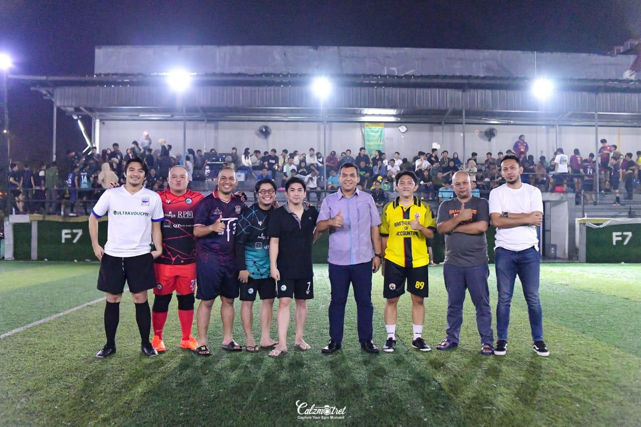 Ketua Umum Ikatan Alumni Trisakti Silmy Karim Dan Para Alumni Trisakti Lainnya Di Lapangan Mini Soccer (Doc:DETIK Indonesia)