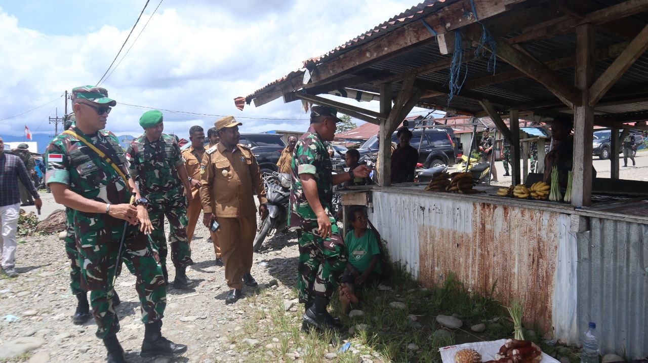 Pangdam XVII/Cenderawasih Mayjen TNI Muhammad Saleh Mustafa Bercengkrama Dengan Mama Papua.(Doc:DETIK Indonesia)