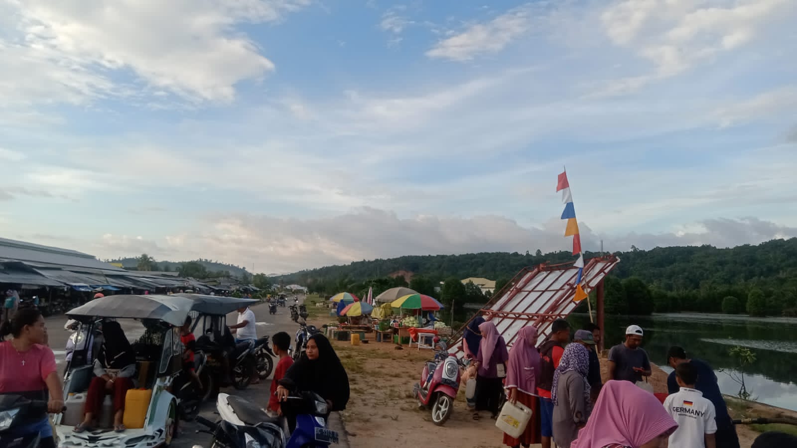 Pedagang Pasar Rakyat Bobong, Kabupaten Pulau Taliabu (Pultab), Maluku Utara Memindahkan Barang Dagangan Dan Nekat Berjualan Diluar Pasar.(Doc:DETIK Indonesia)