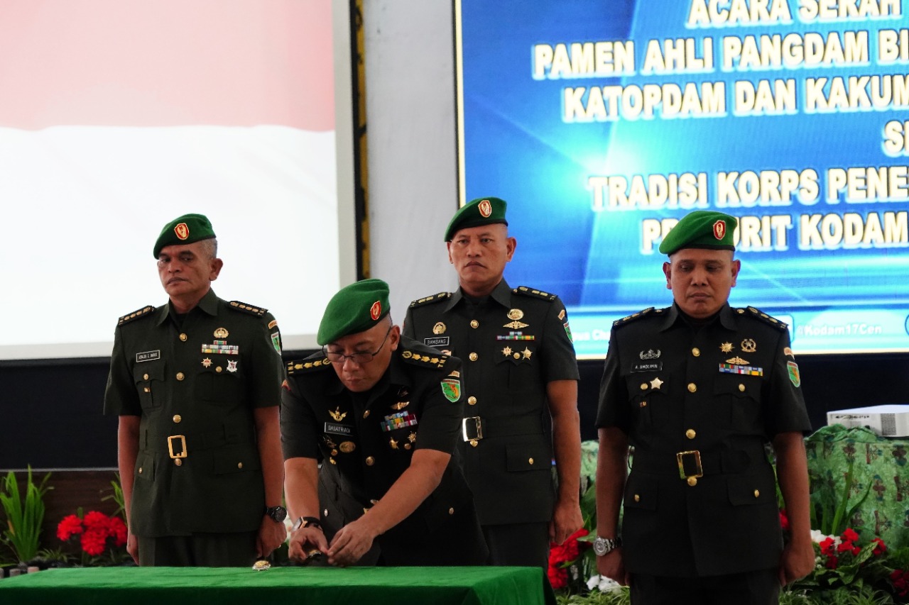 Pangdam XVII/Cenderawasih Mayjen TNI Muhammad Saleh Mustafa, Yang Diwakili Oleh Kasdam XVII/Cenderawasih Brigjen TNI R. Sidharta Wisnu Graha, S.E., Memimpin Acara Serah Terima Jabatan,(Doc:DETIK Indonesia)