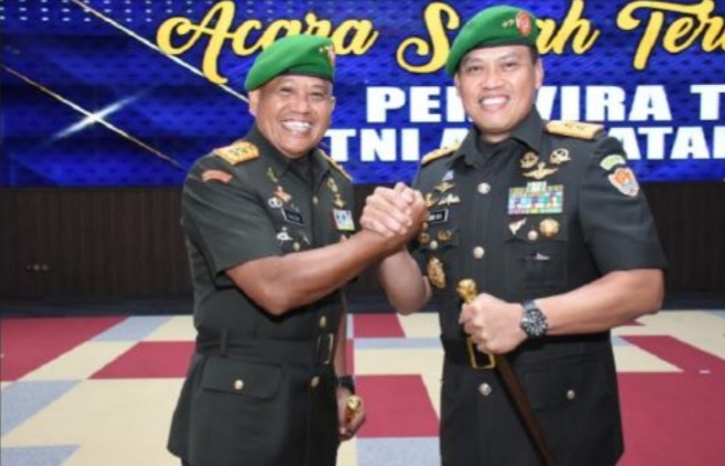 Kepala Staf Angkatan Darat Jenderal TNI, Dudung Abdurachman memimpin serah terima jabatan Pangdam Cenderawasih yang resmi dijabat Mayjen TNI Muhammad Saleh Mustafa (doc. Sindo News / www.detikindonesia.co.id)