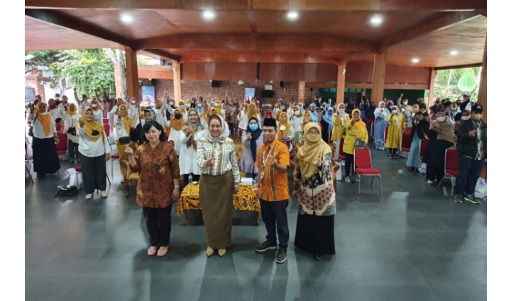 Anggota Komisi IX DPR RI, Wenny Haryanto didampingi nara sumber dan peserta saat Sosialisasi Program Bersama Mitra Kerja Tahun 2022 terkait Program Percepatan Penurunan Stunting di Wilayah Khusus di Balai Sarmili Depok (doc: Radar Depok / DETIK Indonesia)