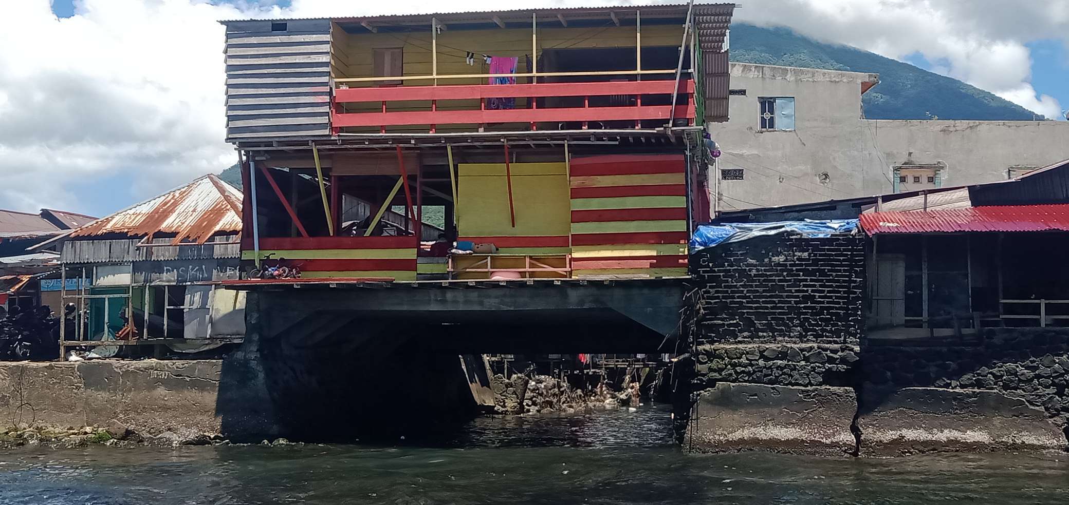 Tampak belakang bangunan gedung milik Adam, di Kel. Bastiong Talangame.