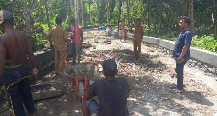 Nomenklatur dan lokasi berbeda pekerjaan proyek pembanguan tembok tepi jalan, diboikot warga