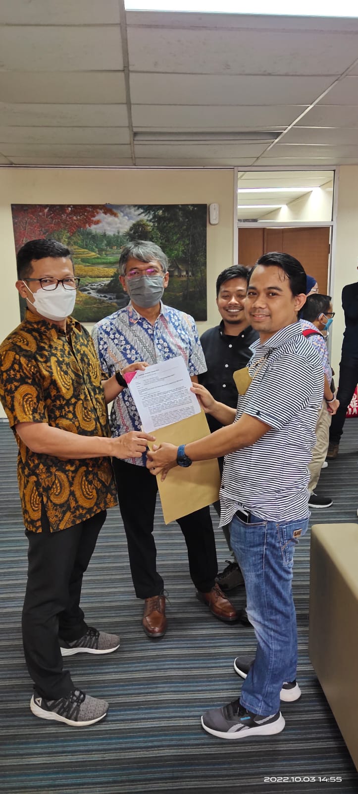 Pers Resmi Menyerahkan Draf Aduan Wakil Walikota Tidore Kepulauan, Muhammad Senin.(Doc:DETIK Indonesia)