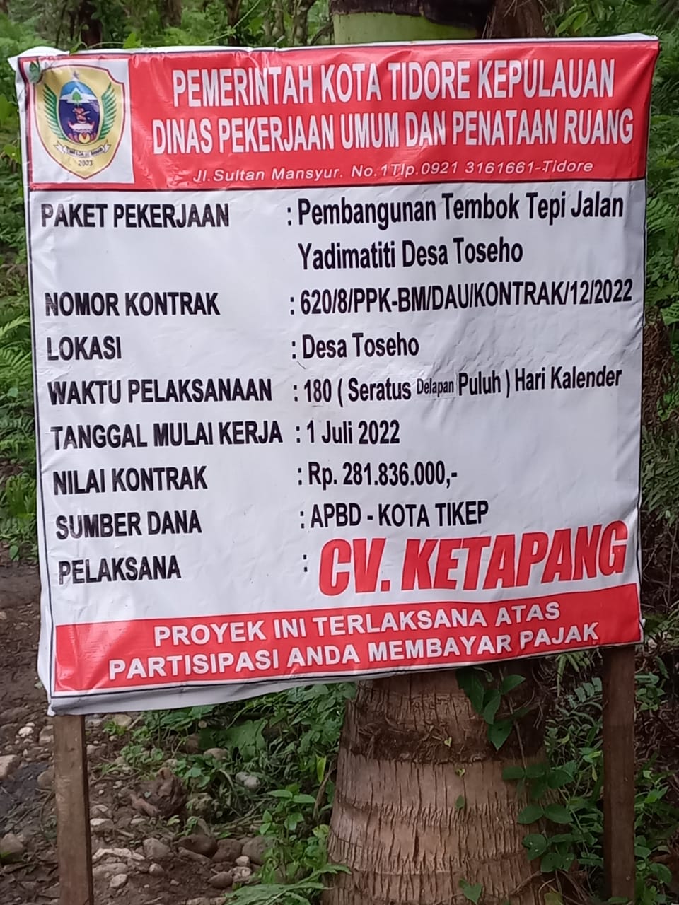 Proyek pembangunan tembok tepi jalan