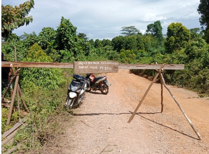 Akses jalan Desa Todoli dipalang warga