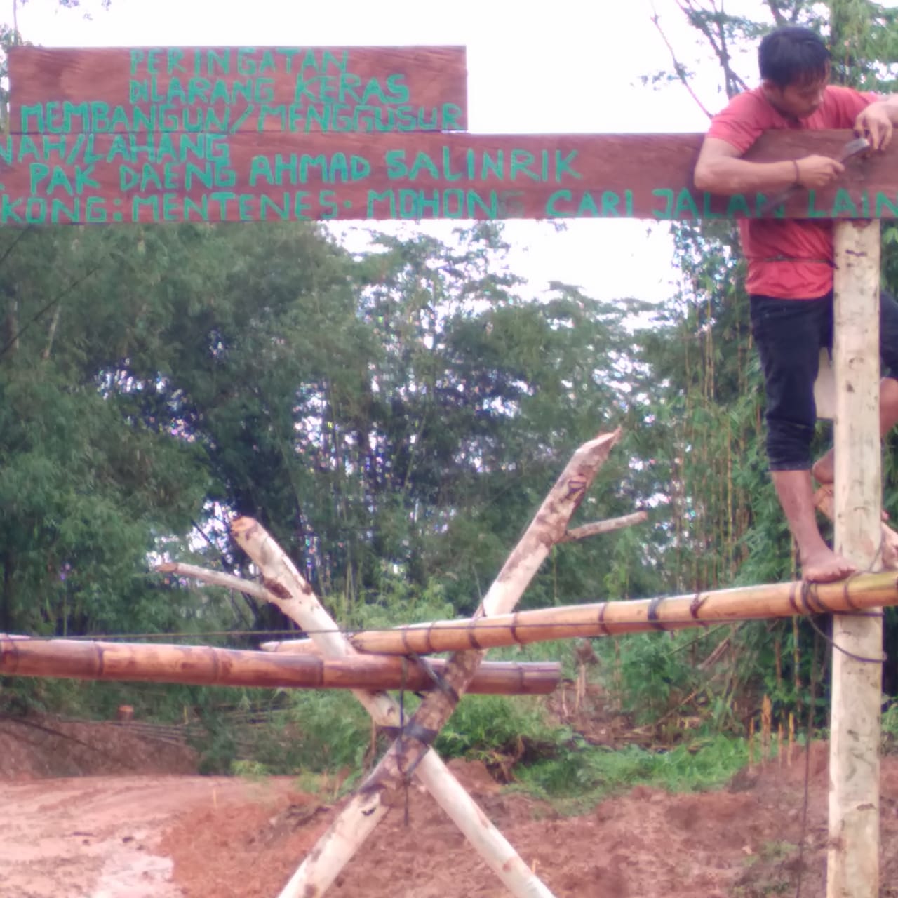 Foto: Pemblokiran jalan menuju PT. BMI menggunakan kayu dan bambu.(doc: Ist/Detik Indonesia)
