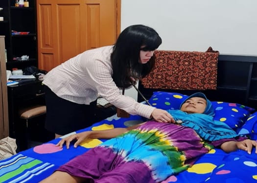 Foto: dr. Olivia Novianty saat Menolong Warga Asal Ternate.(doc:Warno/Detin Indonesia)
