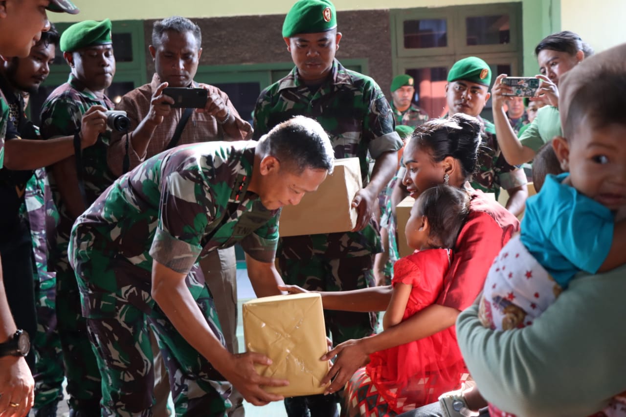 Foto: Pangdam XVI/Pattimura Mayjen TNI Ruruh A. Setyawibawa, S.E., M.M Saat Memberikan bantuan Kepada Anak-anak di Wilayah Kodim Tobelo. (doc: Warno/DETIK Indonesia)