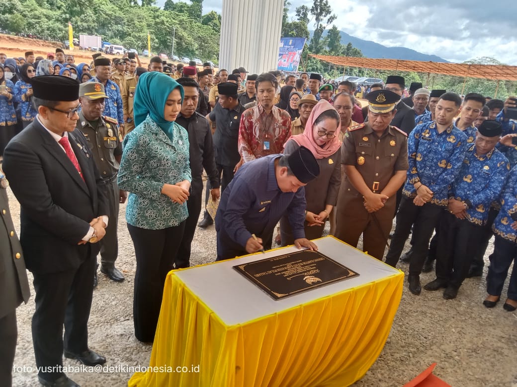 Foto: Aliong Mus Bupati Pultab saat Resmi Gedung Kantor Bupati Baru (doc: Yusri/DETIK Indonesia)