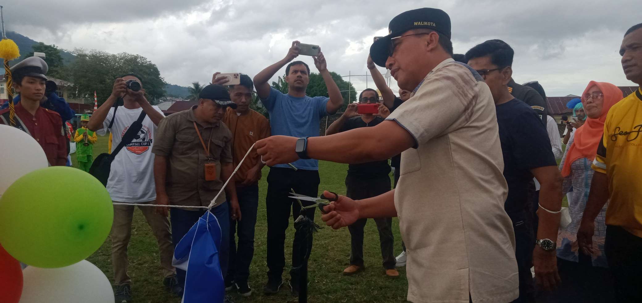 Pengguntingan pita balon udara, oleh Walikota Ternate, saat membuka kegiatan bola Camtsel Andalan Cup I, di lapangan Kayu Merah Ternate Selatan