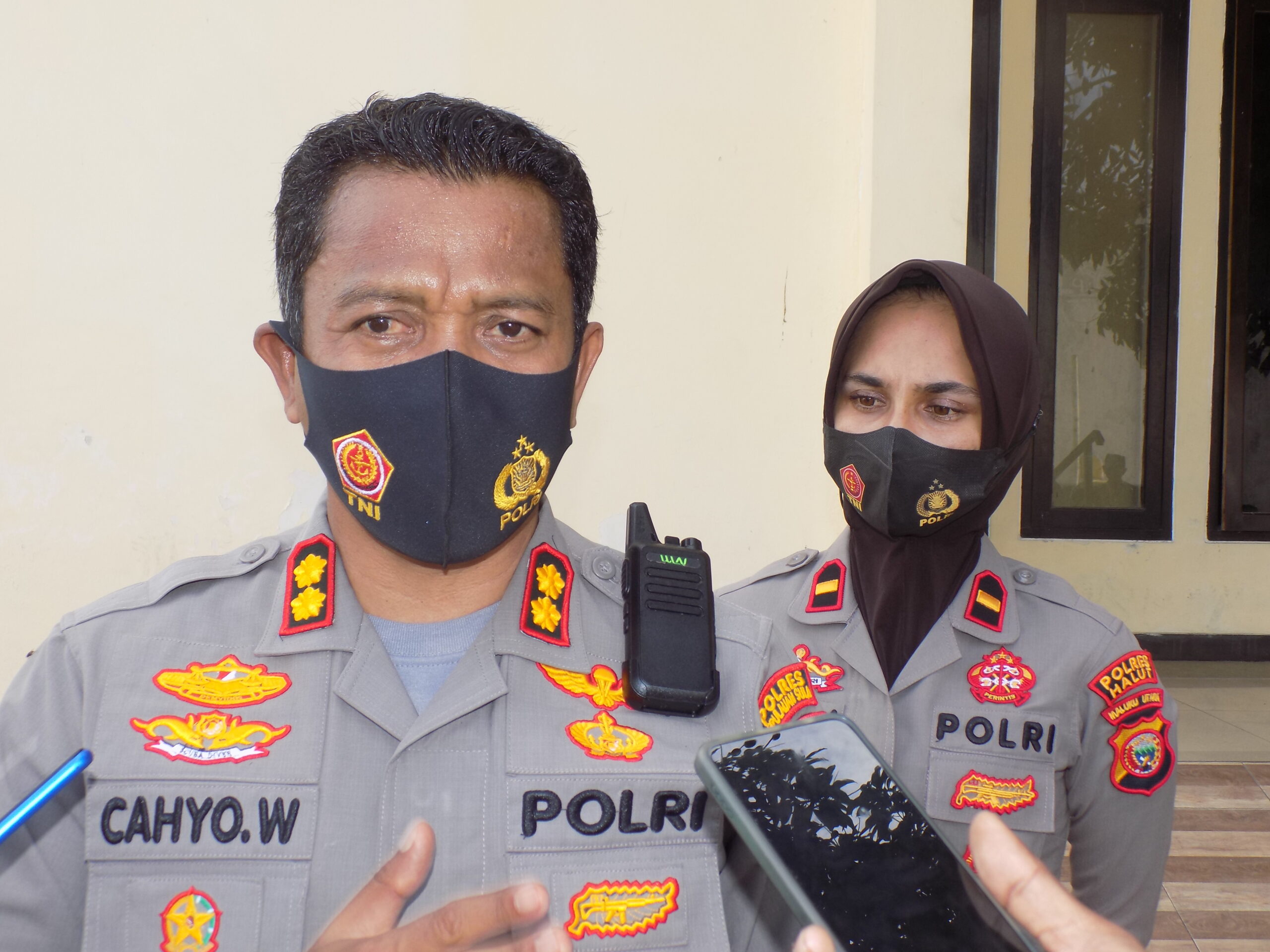 Foto: Kapolres Kepsul, AKBP Cahyo Widyatmoko (depan) bersama Kasi Humas, IPDA Masqun Abdukish (belakang)