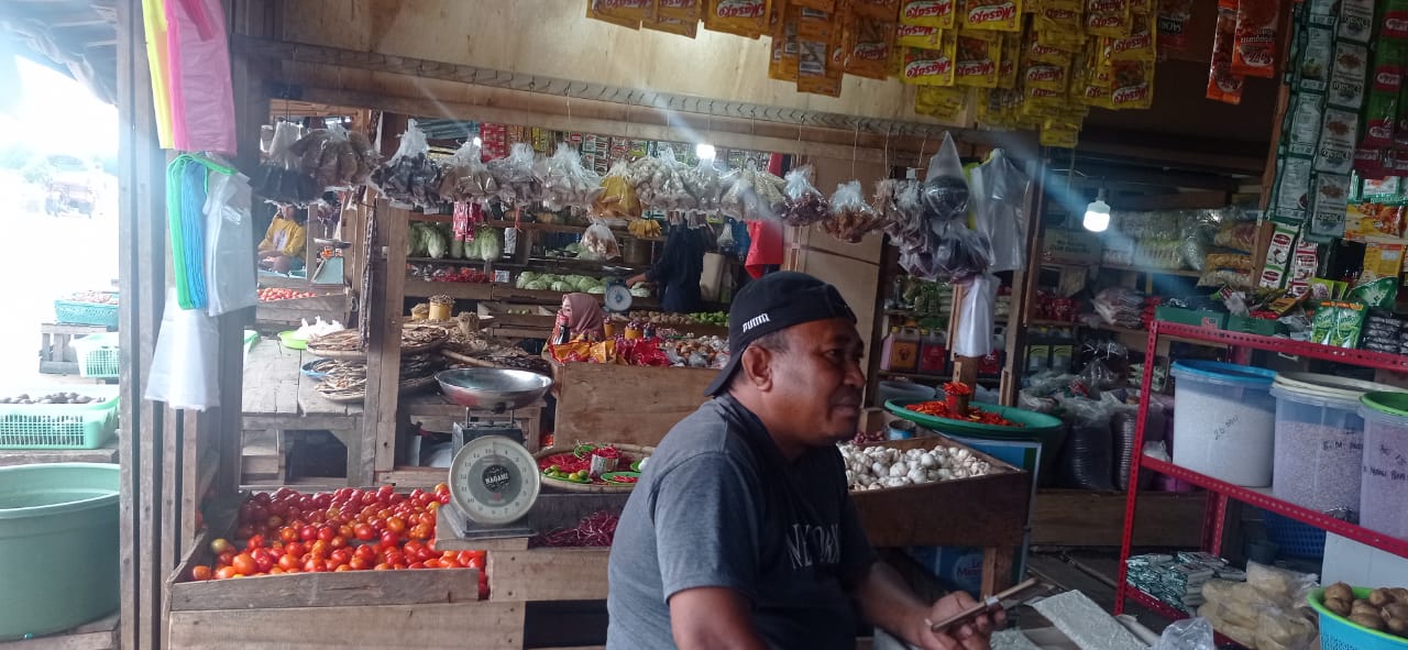 Foto: Salah Satu Pedagang di Pasar Rakyat Bobong (doc: Baha/DETIK Indonesia)