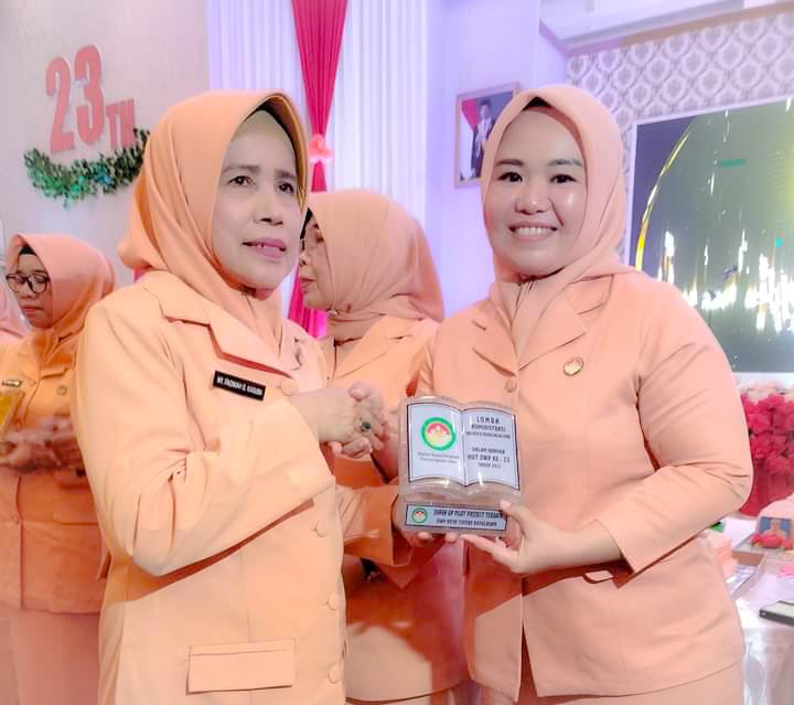 Foto: Ny. Melisa Soamole, Saat Menerima Penghargaan (doc: Ist/DETIK Indonesia)