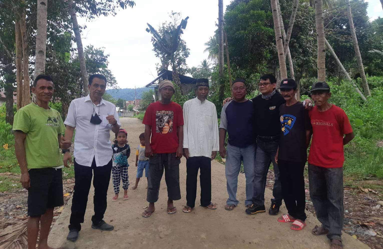 Ketua DMI Malut bersama Kombespol Dwi, saat kunjungi masyarakat.