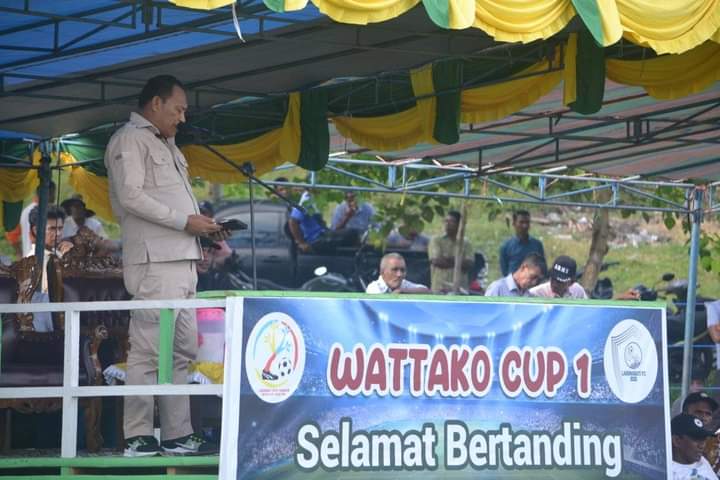 Foto: Bupati Kab. Halsel Usman Sidik, membuka turnamen sepak bola Wattako Cup I tahun 2023 (doc: Istimewa/DETIK Indonesia)