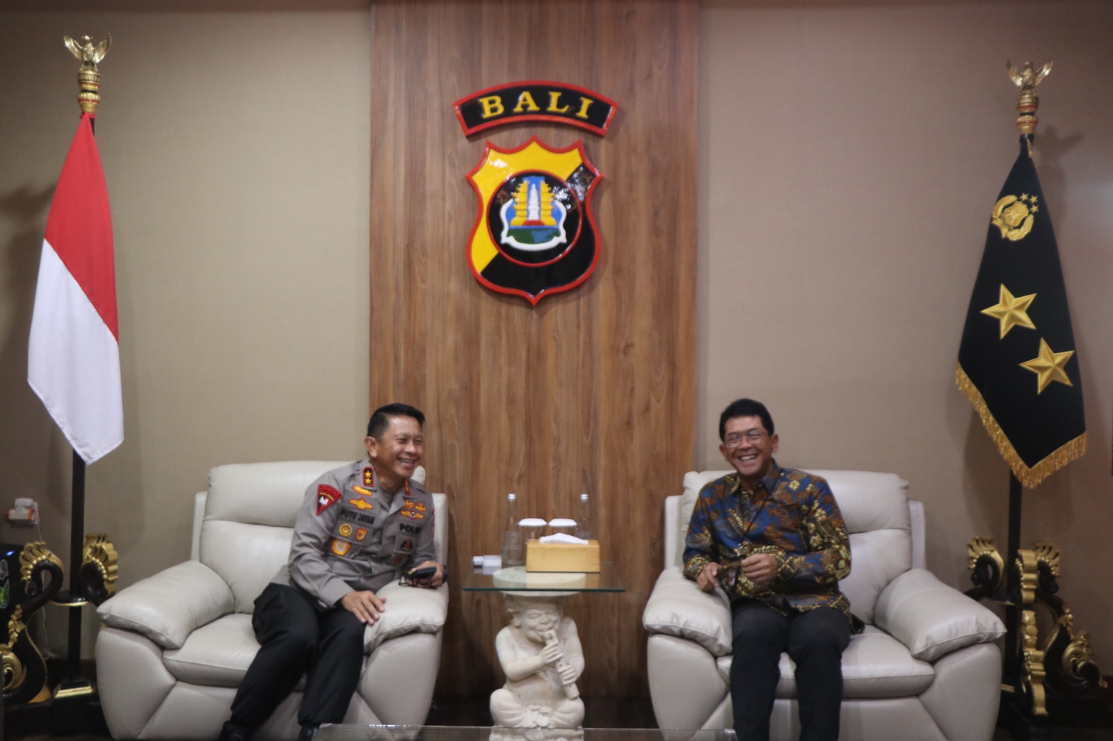 Kepala Kepolisian Daerah Bali Irjen. Pol. Drs. Putu Jayan Danu Putra, S.H., M.Si., menerima kunjungan dari Regional CEO Bank Mandiri XI Bali - Nusra yang baru, Winardi Legowo (Dok. DETIK Indonesia / detikindonesia.co.id)