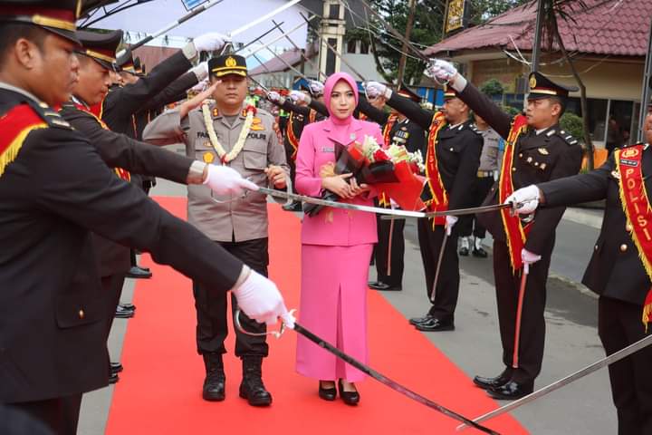 Kapolres Langkat AKBP Faisal Rahmat Husein Simanjuntak SIK, SH, MH dan ibu disambut jajaran dengan pedang pora (Dok. DETIK Indonesia / www.detikindonesia.co.id)