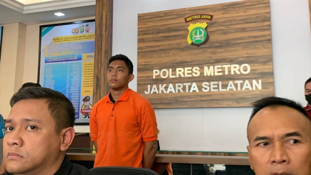 Mario Dandy Satriyo pelaku penganiayaan ditampilkan di Polres Jakarta Selatan menggunakan baju tahanan. Foto: kumparan (Detik Indonesia) 