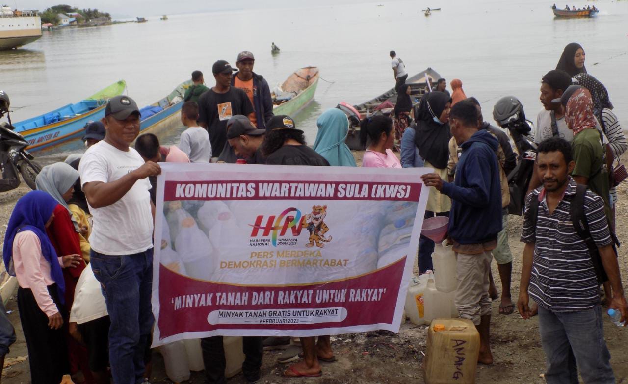 Foto: KWS saat bagikan Minyak Tanah Gratis Kepada Masyarakat Pulau Mangoli (doc: Safari/DETIK Indonesia)