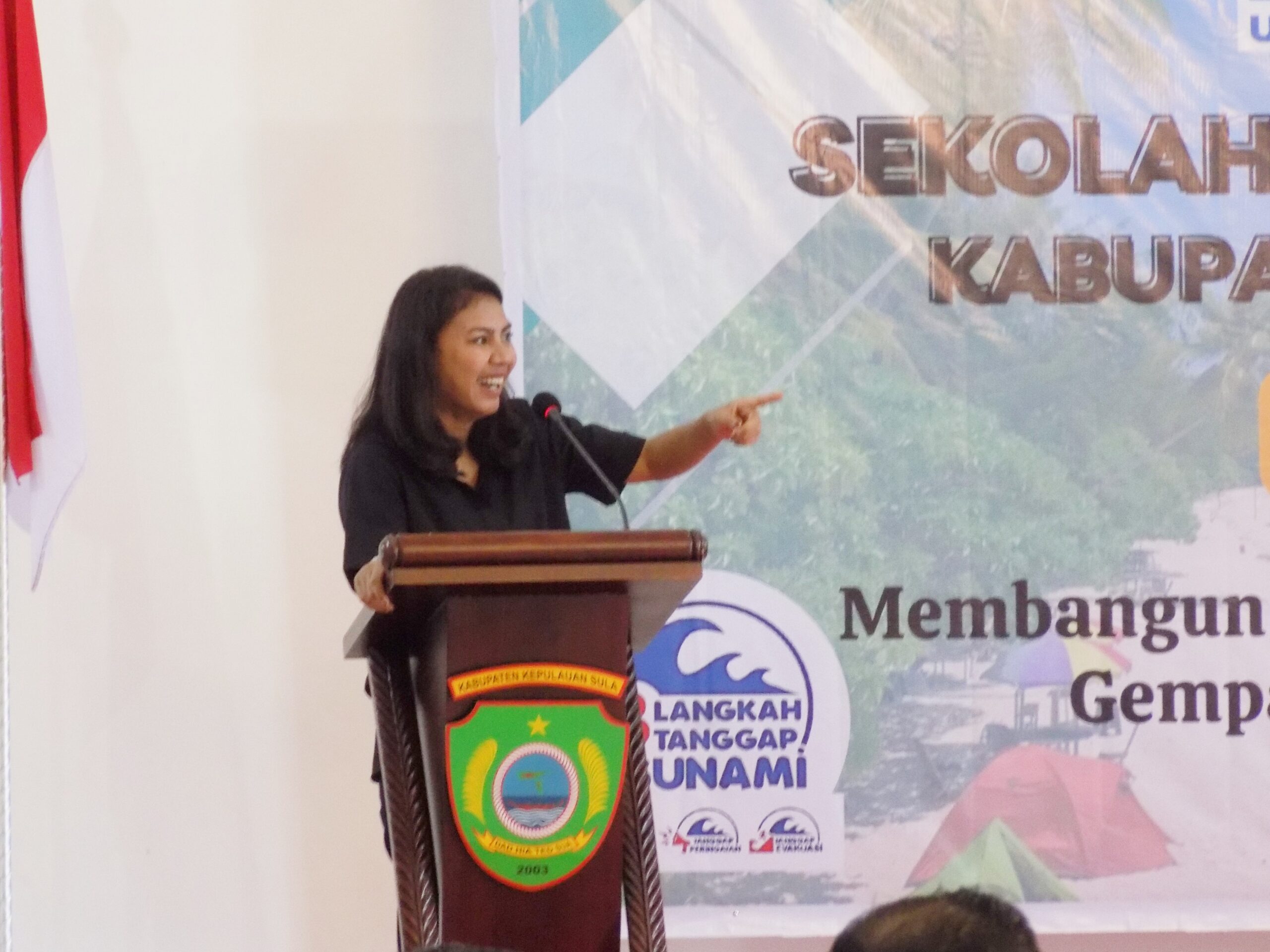 Foto: Irine Yusiana Roba Putri saat menyampaikan sambutan pada kegiatan Sekolah Lapang Gempa Bumi (doc: Safari/DETIK Indonesia)