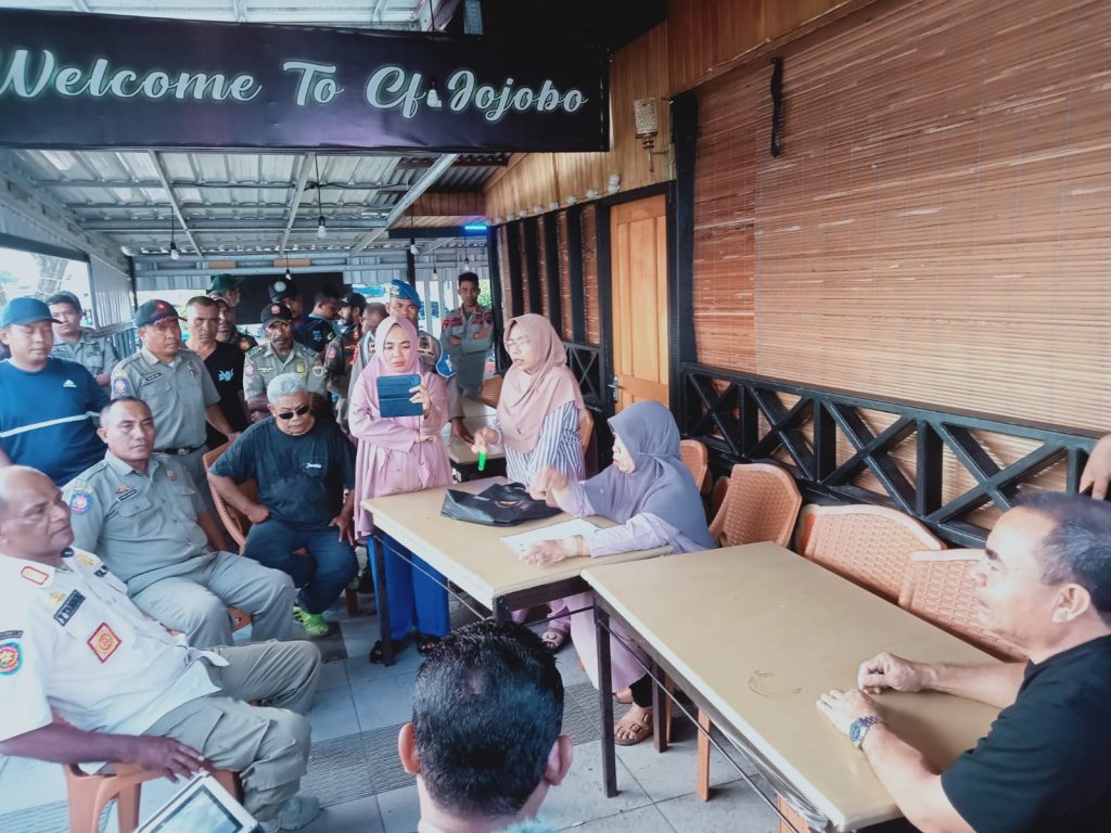 Foto: Satpol PP Pemkot Tidore, saat mendatangi Kedai Jojobo (doc: Rahmat/DETIK Indonesia)