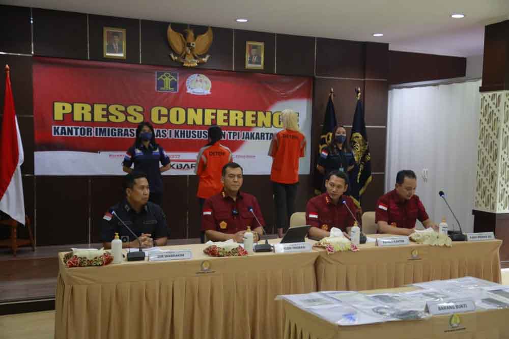 Konferensi pers kasus prostitusi online jaringan internasional, yang diungkap Imigrasi Indonesia. (Foto : Imigrasi.go.id)