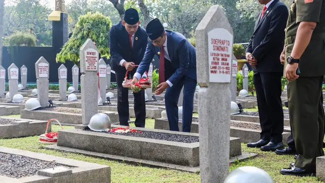 Pj Gubernur DKI Jakarta Heru Budi Hartono berziarah ke Taman Makam Pahlawan (TMP) Kalibata