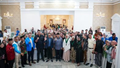 Menteri Pemuda dan Olahraga Republik Indonesia (Menpora RI) Dito Ariotedjo bersama Korps-HMI-Wati (Kohati) PB Himpunan Mahasiswa Islam (HMI)
