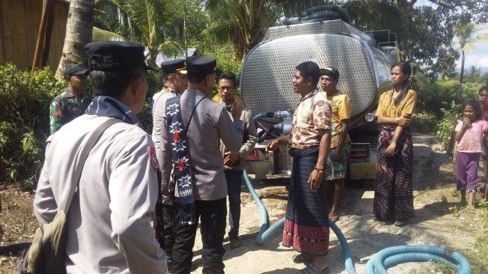 Wakapolres Sikka, Kompol Ruliyanto Junaedi Putera Pahroen, S.Sos, S.I.K, saat menyerahkan bantuan air minum bersih kepada warga Natarita, Desa Darat Gunung, Kecamatan Talibura, Kabupaten Sikka