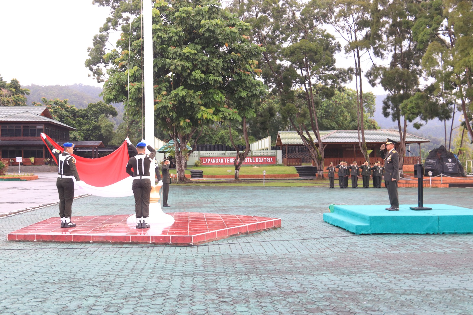 Pangdam XVII/Cenderawasih Yang Diwakili oleh Irdam XVII/Cenderawasih Brigjen TNI Mukhlis, S.A.P., M.M., Memimpin Pelaksanaan Upacara Peringatan Hari Lahir Pancasila (Dok. Humas Pangdam Cendrawasih / www.detikindonesia.co.id)