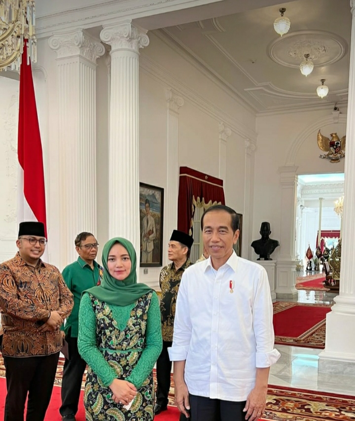 Presiden Jokowi Bersama Cut Emma (detikindonesia.co.id)