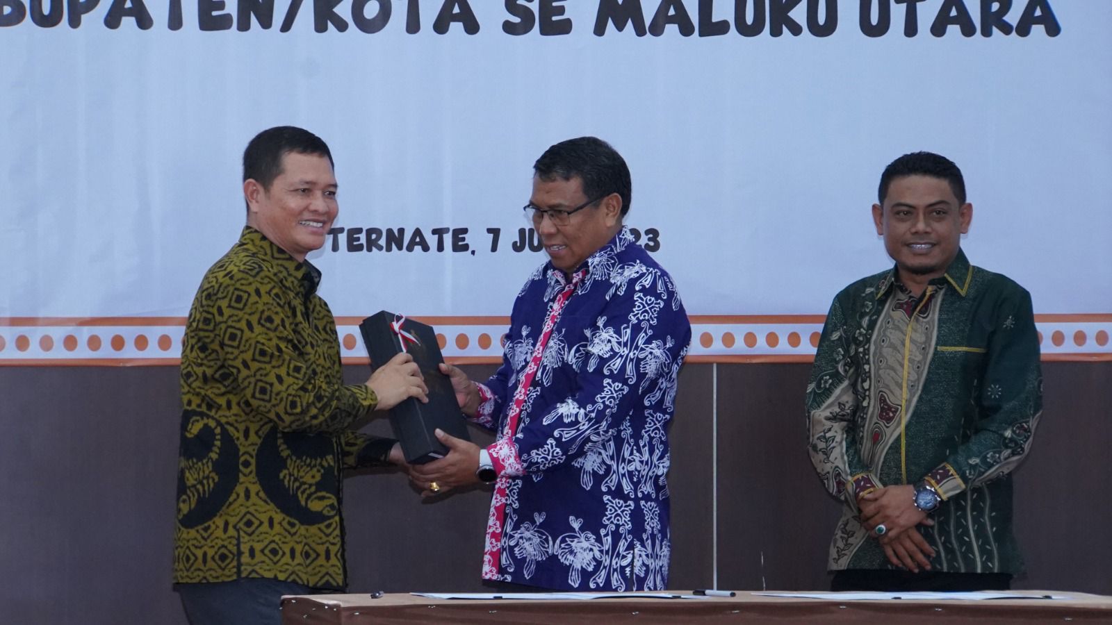 Pemerintah Kota Tidore meraih Penghargaan Opini (WTP) diterima oleh Sekretaris Kepulauan Ismail Dukomalamo, (detikindonesia.co.id)