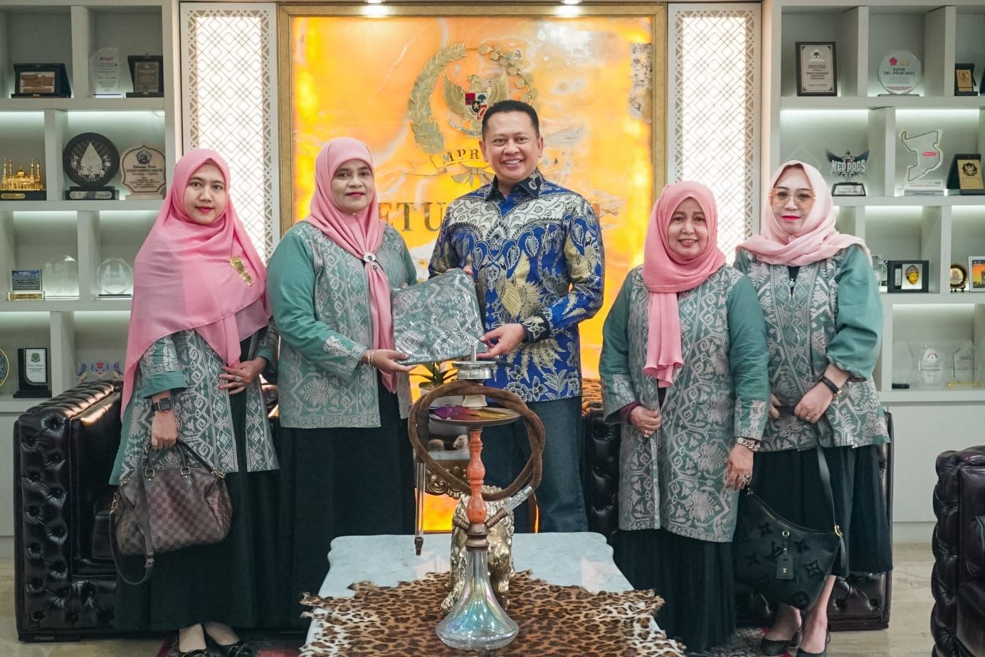 Ketua MPR RI sekaligus Wakil Ketua Umum Partai Golkar Bambang Soesatyo Bersama DPP Perempuan Ikatan Cendekiawan Muslim Indonesia, (detikindonesia.co.id)
