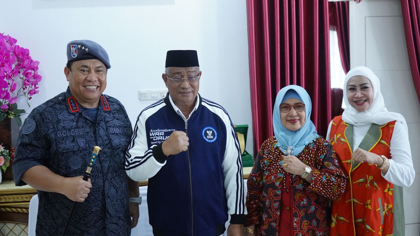 Walikota Tidore Kepulauan Capt H. Ali Ibrahim bersama Ibu Hj. Safia Ali Ibrahim, dan Kepala BNN RI (detikindonesia.co.id)